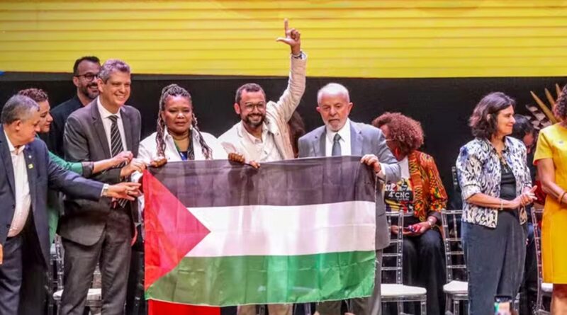 الرئيس البرازيلي لولا دا سيلفا يرفع علم فلسطين في مؤتمر جماهيري