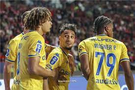 الجزائر تخطف نجم الدوري البرتغالي من المغرب
