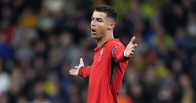 كريستيانو ينفجر غضبا.. هل تعمد مدافع برشلونة تجاهل رونالدو في مباراة البرتغال؟.. (فيديو)