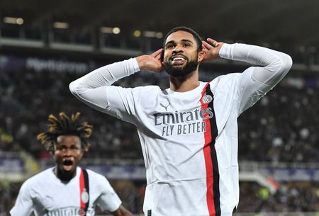 ميلان يهزم فيورنتينا 2-1 في ليلة عاطفية في فلورنسا