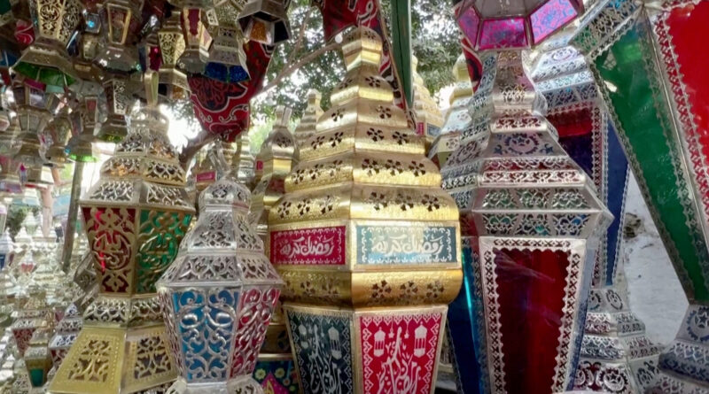 ضعف الإقبال على فوانيس رمضان بمصر وسط أوضاع اقتصادية صعبة