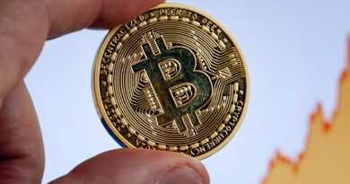 بتكوين فوق 65 ألف دولار والذهب عند ذروة 3 أشهر