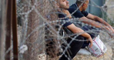 وزير إسرائيلي يطالب بإلغاء حظر دخول العمالة الفلسطينية