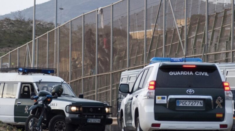 الشرطة الإسبانية تعتقل 3 أشخاص بتهمة إلقاء مهاجرين في البحر