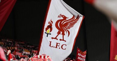 ليفربول ومانشستر يونايتد يكافحان "الهتافات المسيئة"