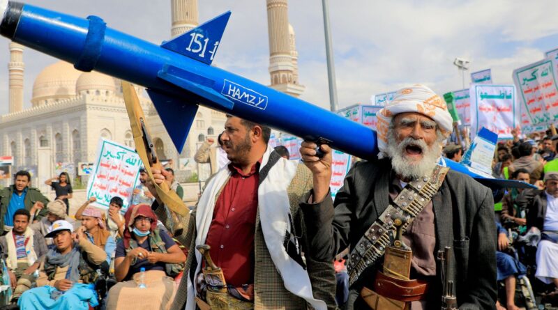 الحوثيون يستهدفون سفينة ويتوعدون بالتصعيد في رمضان