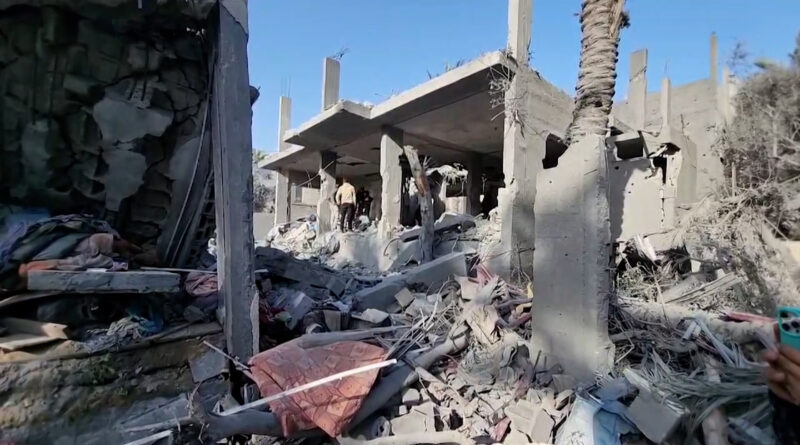 شهداء ومصابون بغارة إسرائيلية استهدفت مسجد وخيام نازحين في دير البلح