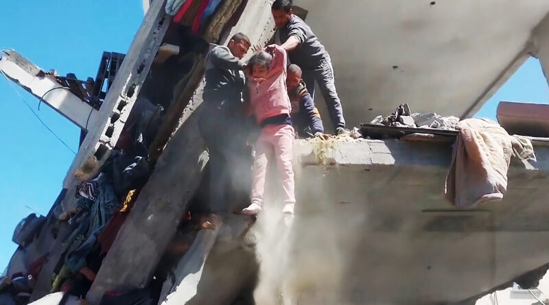 انتشال ضحايا من تحت أنقاض منزل قصفه الاحتلال بحي الشيخ رضوان