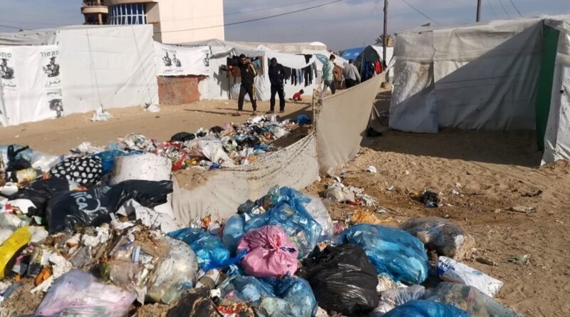 شاهد.. أكوام القمامة تهدد نازحي الخيام في رفح بالأوبئة