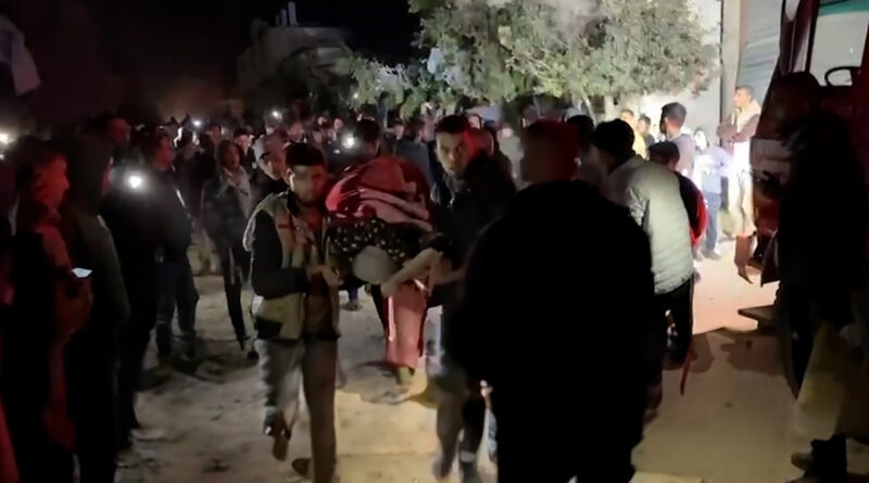 جهود الإسعاف والإنقاذ عقب قصف إسرائيلي استهدف منزلا بدير البلح