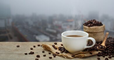 قهوة بنكهة القلق.. البن يدخل مطحنة المناخ والسياسة