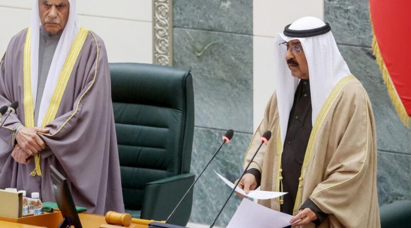 خلاف دستوري بين أمير الكويت وأعضاء في البرلمان