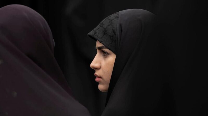 الشرطة الإيرانية تشدد على الحجاب: سنلاحق غير الملتزمات