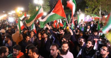 حشود إيرانية تحتفي بالهجوم على إسرائيل