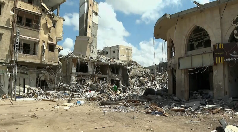 الأهالي يعودون إلى خان يونس رغم الدمار الذي خلفه الاحتلال بالمدينة